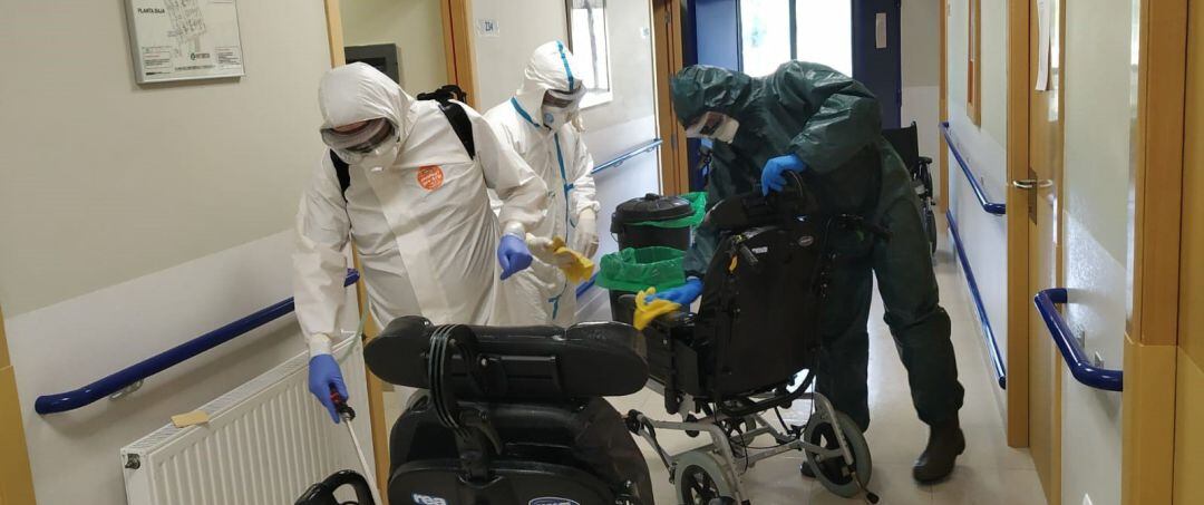 Desinfección en una residencia de mayores por parte de la Brilat