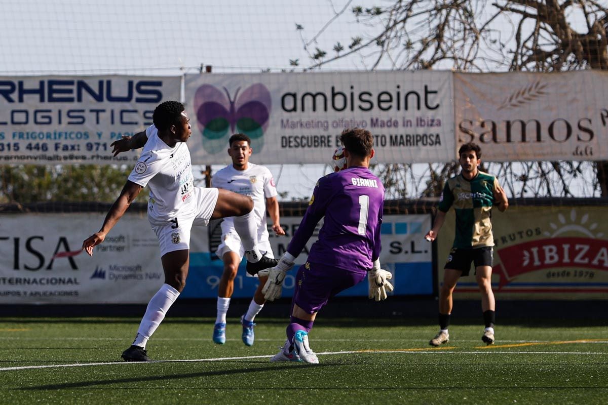 El portero de la Peña Deportiva recibe un balonazo en la cara