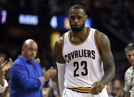 LeBron James, la estrella de los Cavaliers, abandona la pista tras perder las finales de la NBA ante Golden State.