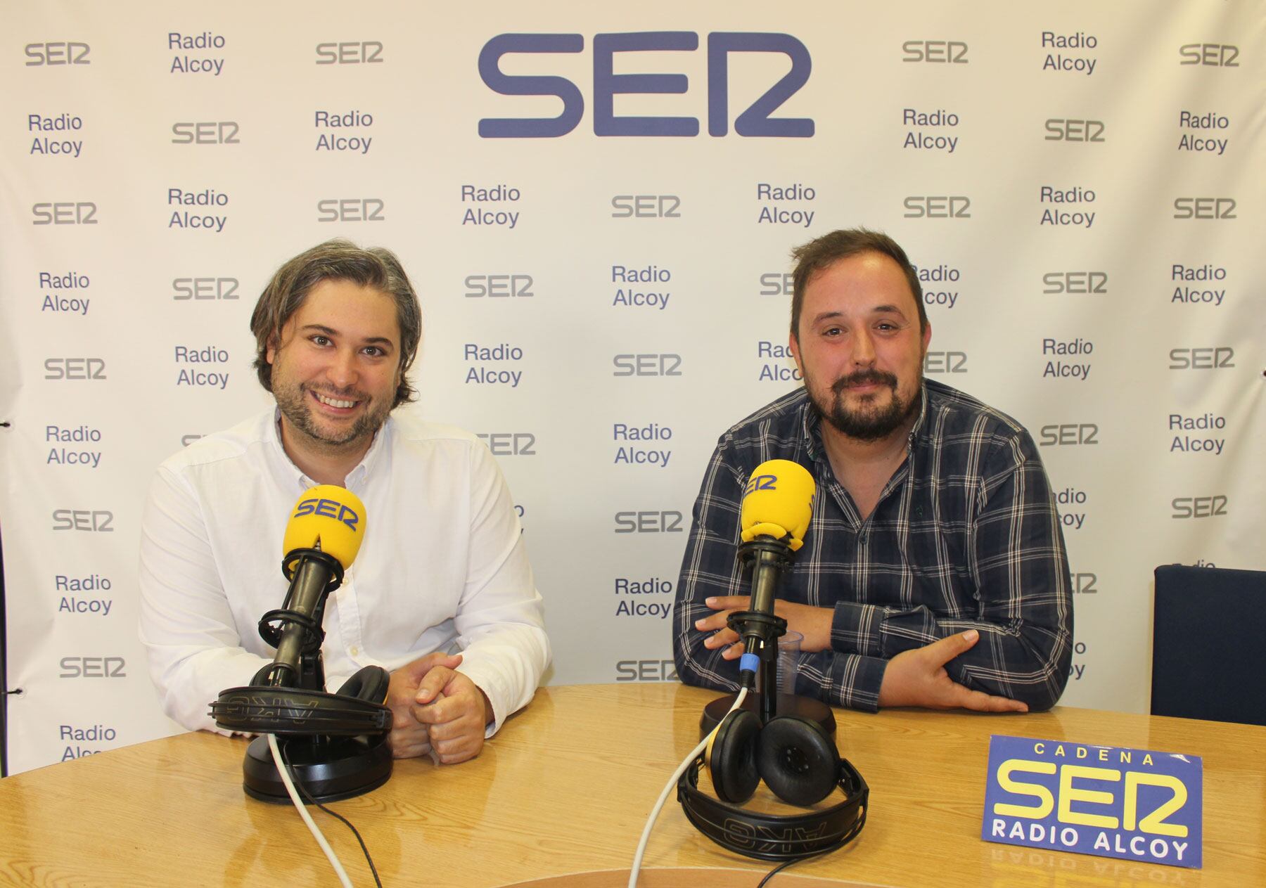 Javier Expósito y Alberto Lorente, en el estudio central de Radio Alcoy