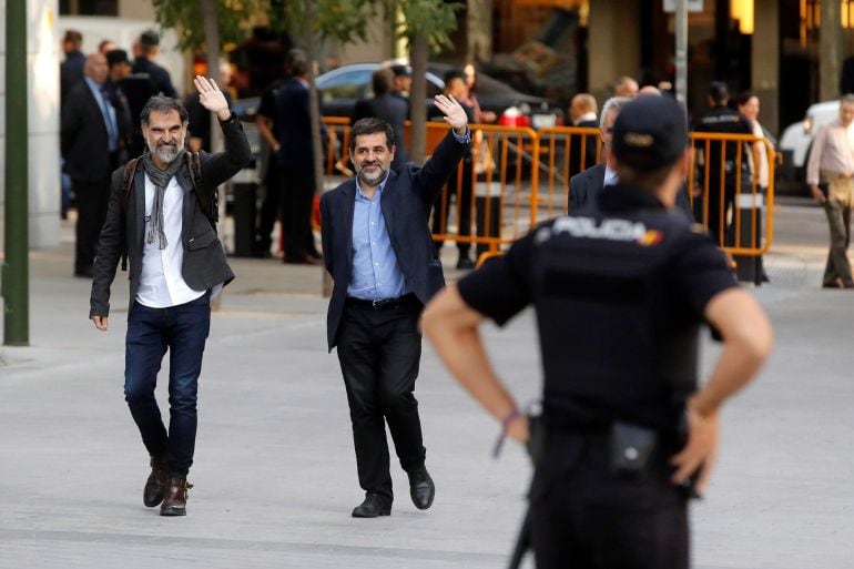 Los presidentes de la Asamblea Nacional Catalana, Jordi Sànchez, d., y de Òmnium Cultural, Jordi Cuixart,iz., a su llegada a la Audiencia Nacional 