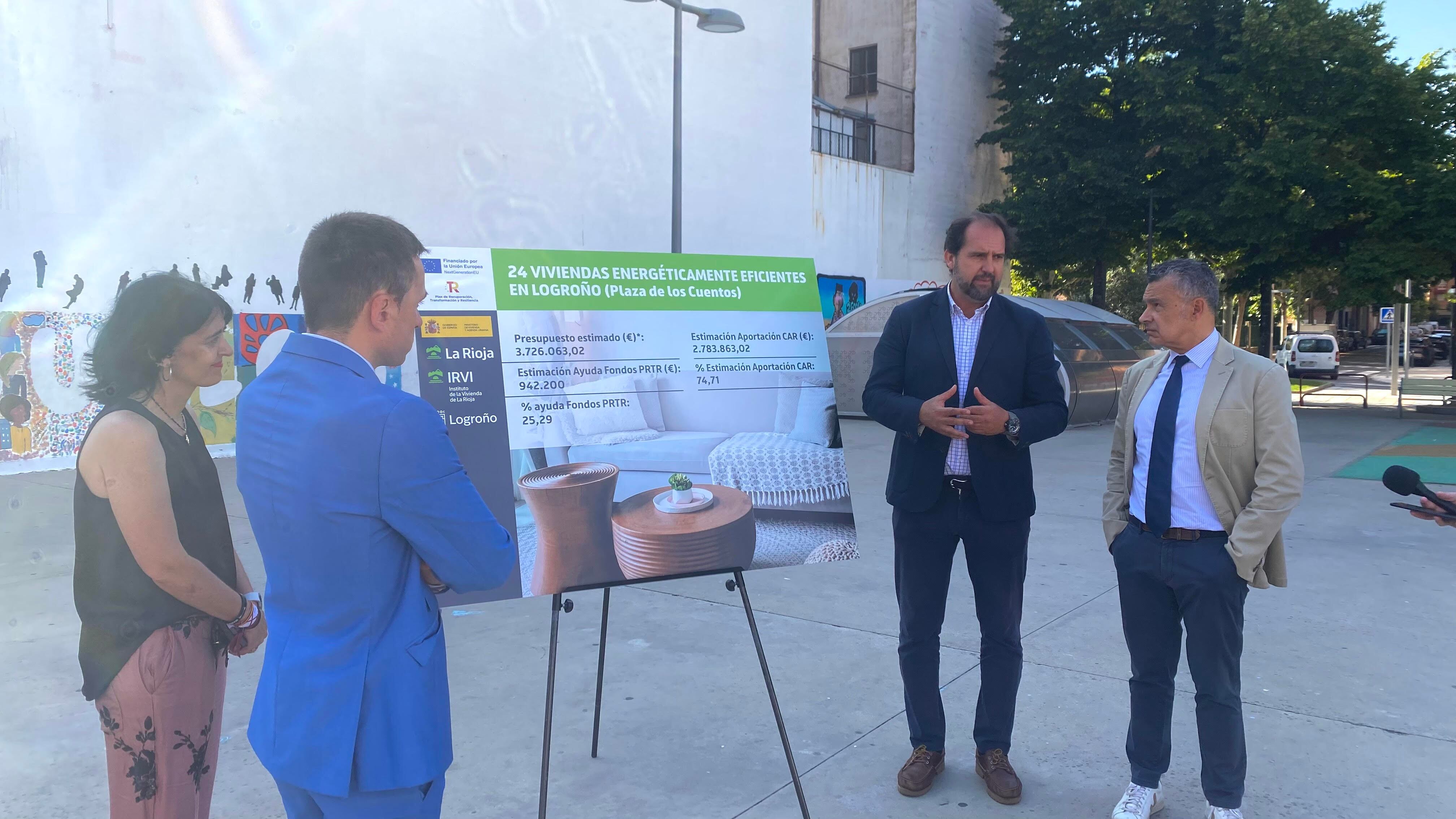 Conrado Escobar, alcalde de Logroño; Daniel Osés, concejal de Política local e Infraestructuras y el gerente del IRVI, Javier Caldito en la presentación de la puesta en marcha del proyecto de 24 viviendas públicas de alquiler, en Logroño