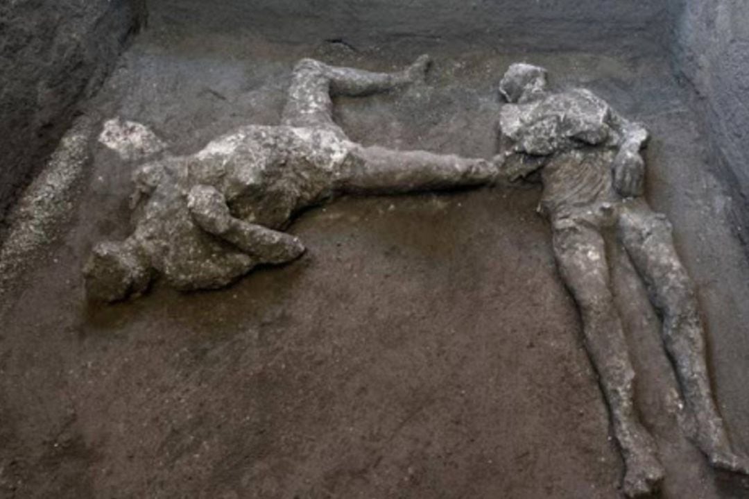 Los dos cuerpos hallados y reconstruidos en el Parque Arqueológico de Pompeya.