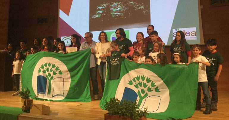 Alumnos y profesorado del Colegio Alto Guadalquivir de Coto Ríos recogen la Bandera Verde.