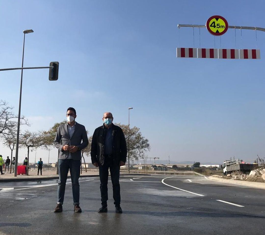 El edil de Urbanismo, Adrián Santos, y el de Tráfico, José Ramón González, durante la inauguración