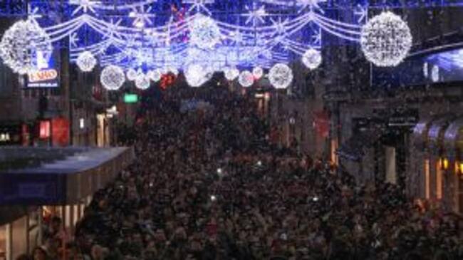 Imagen de la calle del Príncipe completamente abarrotada durante el acto de inauguración del alumbrado navideño