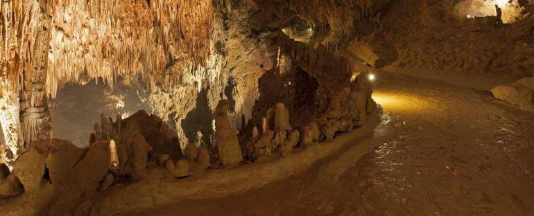 Interior de la Cueva de Valporquero