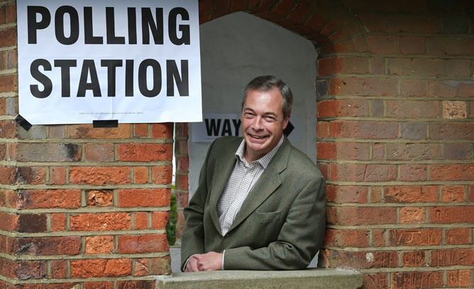 El líder del partido ultraderechista británico UKIP, Nigel Farage, este jueves en el colegio electoral donde ha votado