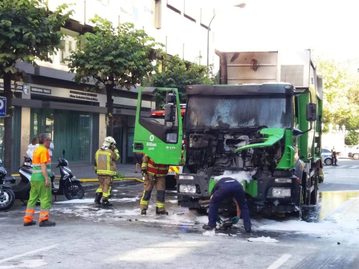 Arde un camión de la basura en pleno centro de Bilbao