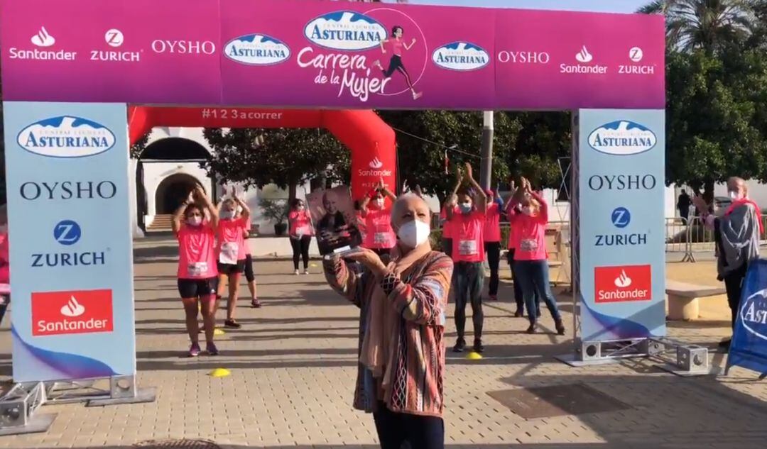 Homenaje de la Carrera de la Mujer a Cristina Hoyos por el Día mundial contra el cáncer de mama