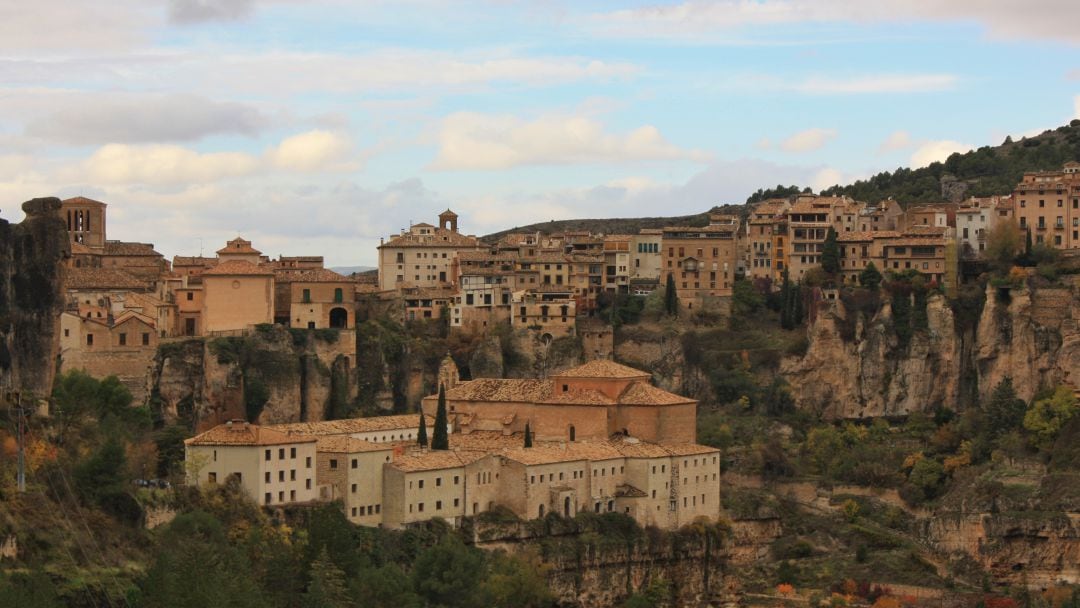 Vistas de la ciudad de Cuenca desde el sendero a la cueva de la Zarza.