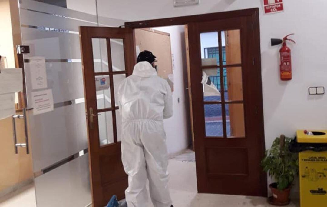 Un operario desinfecta unas oficinas.