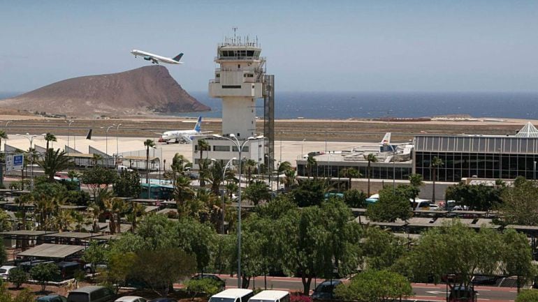 El aeropuerto Internacional de Tenerife Sur - Reina Sofía opera las veinticuatro horas y es una de las principales vías de entrada y salida de pasajeros de Canarias