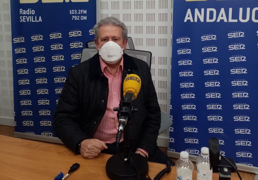 El hermano mayor de La Trinidad, Ubaldo Blanco, en el estudio de Cruz de Guía