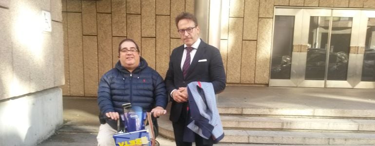 Gerardo Crespo y su abogado en los juzgados de A Coruña