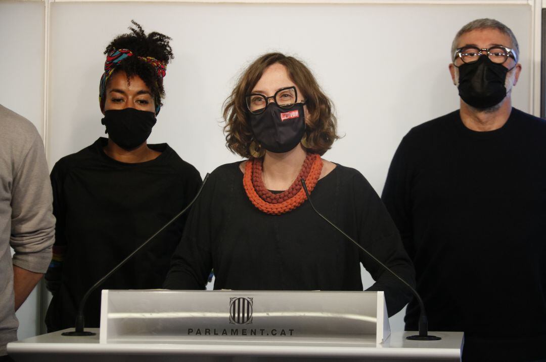 La diputada Eulàlia Reguant anunciant el resultat de la consulta