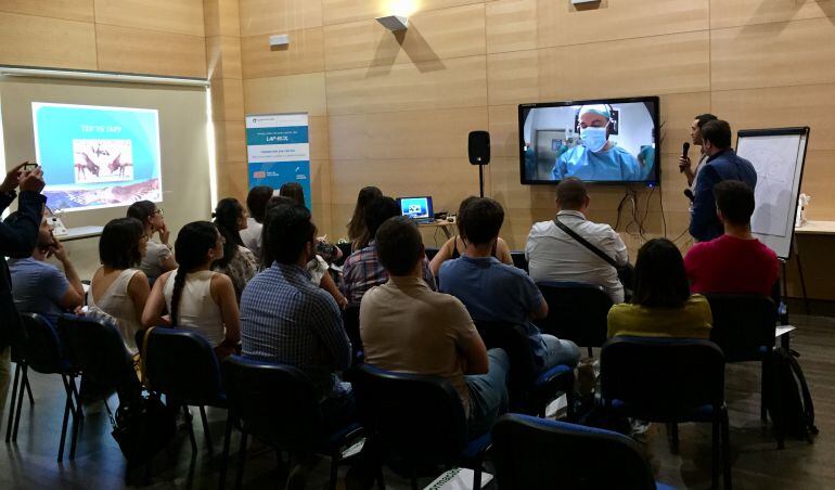 Retransimisión de una cirugía en directo durante la XV Reunión del ASAC.