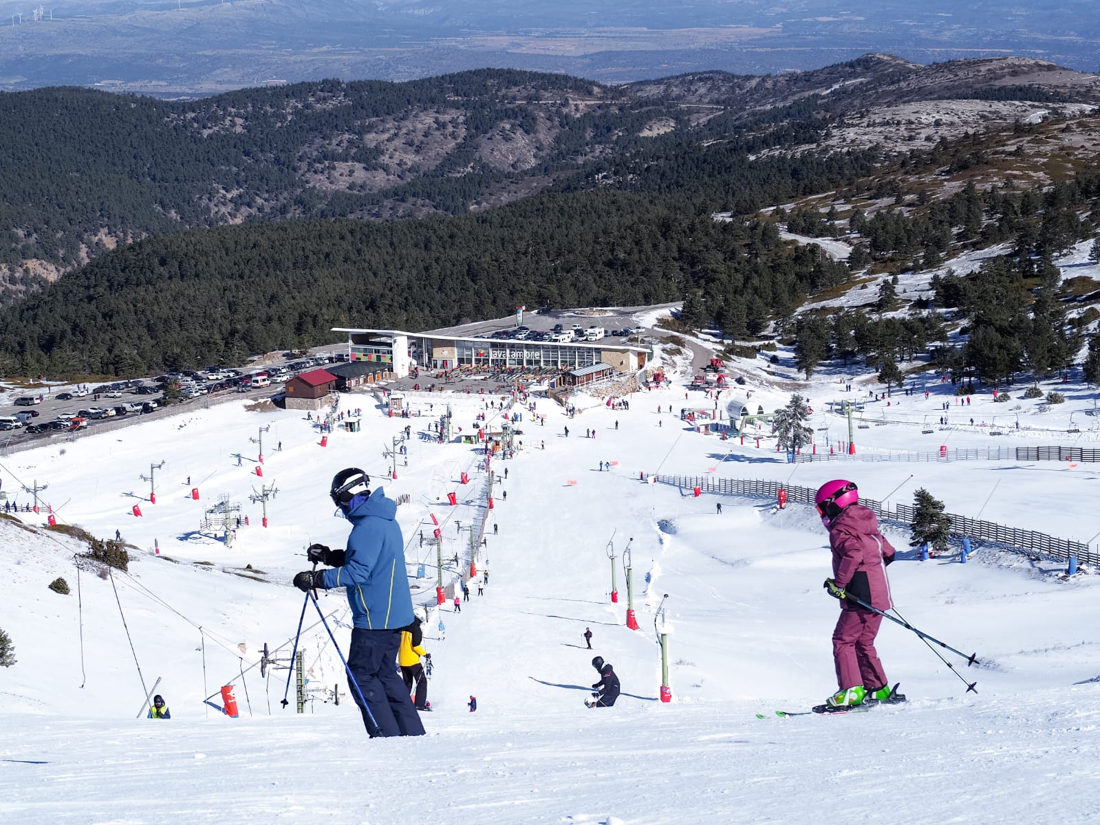 Los primeros esquiadores de Javalambre han encontrado sol y nieve de gran calidad