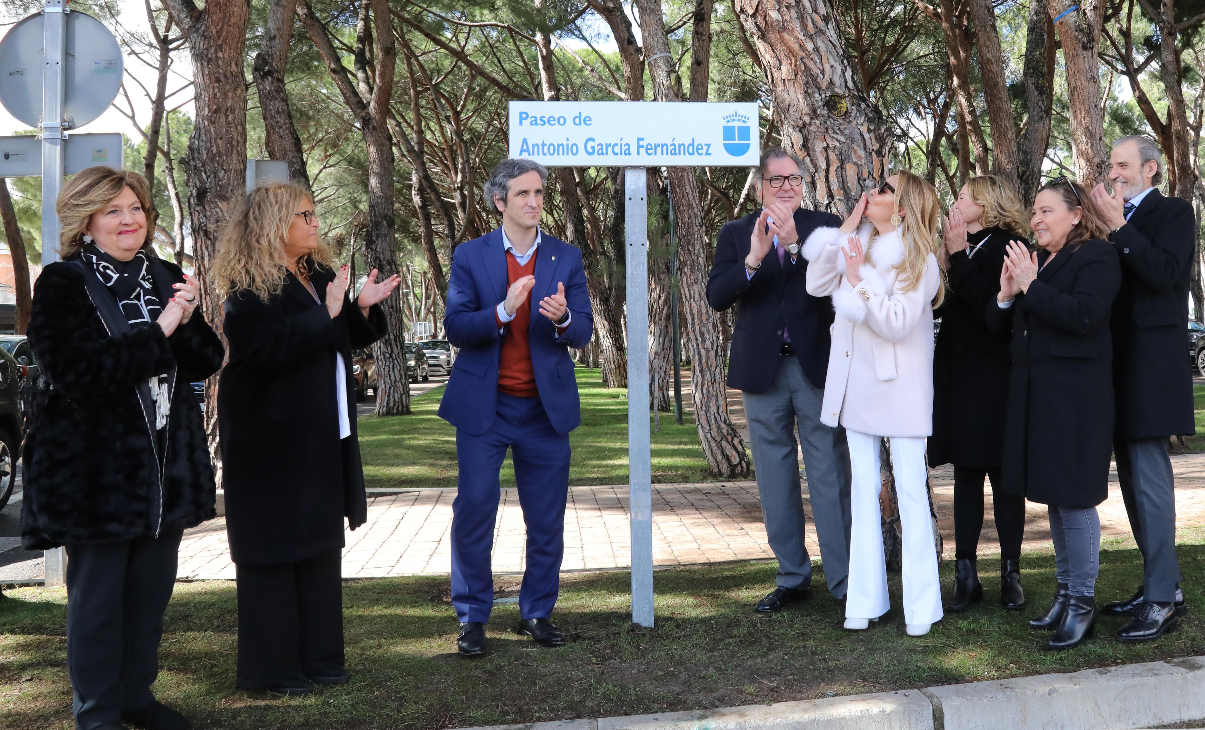 Inauguración del Paseo Antonio García Fernández en Alcobendas, con la presencia del alcalde y sus cinco hijos, incluida Ana Obregón