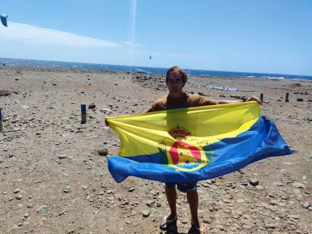 Fonsy Delgado pasea la bandera de Algeciras en el Campeonato Nacional.