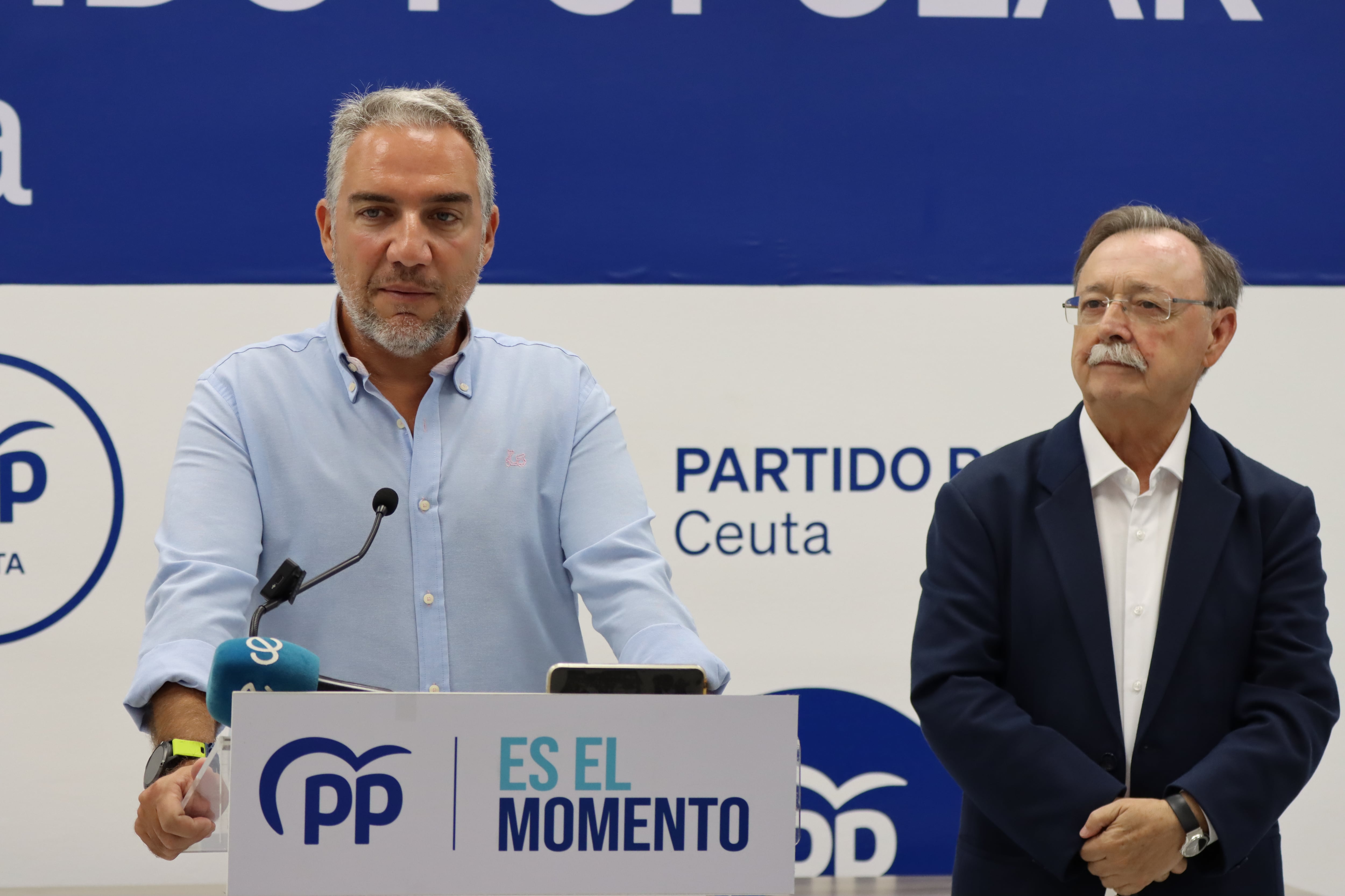 El coordinador general del Partido Popular, Elías Bendodo, este sábado durante su visita a la ciudad autónoma de Ceuta tras la reunión del Comité de Dirección regional. A su derecha le acompaña el presidente del municipio el presidente del municipio, de su misma formación, Juan Jesús Vivas.