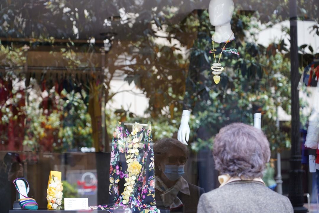 Una mujer observa un escaparate en Valladolid