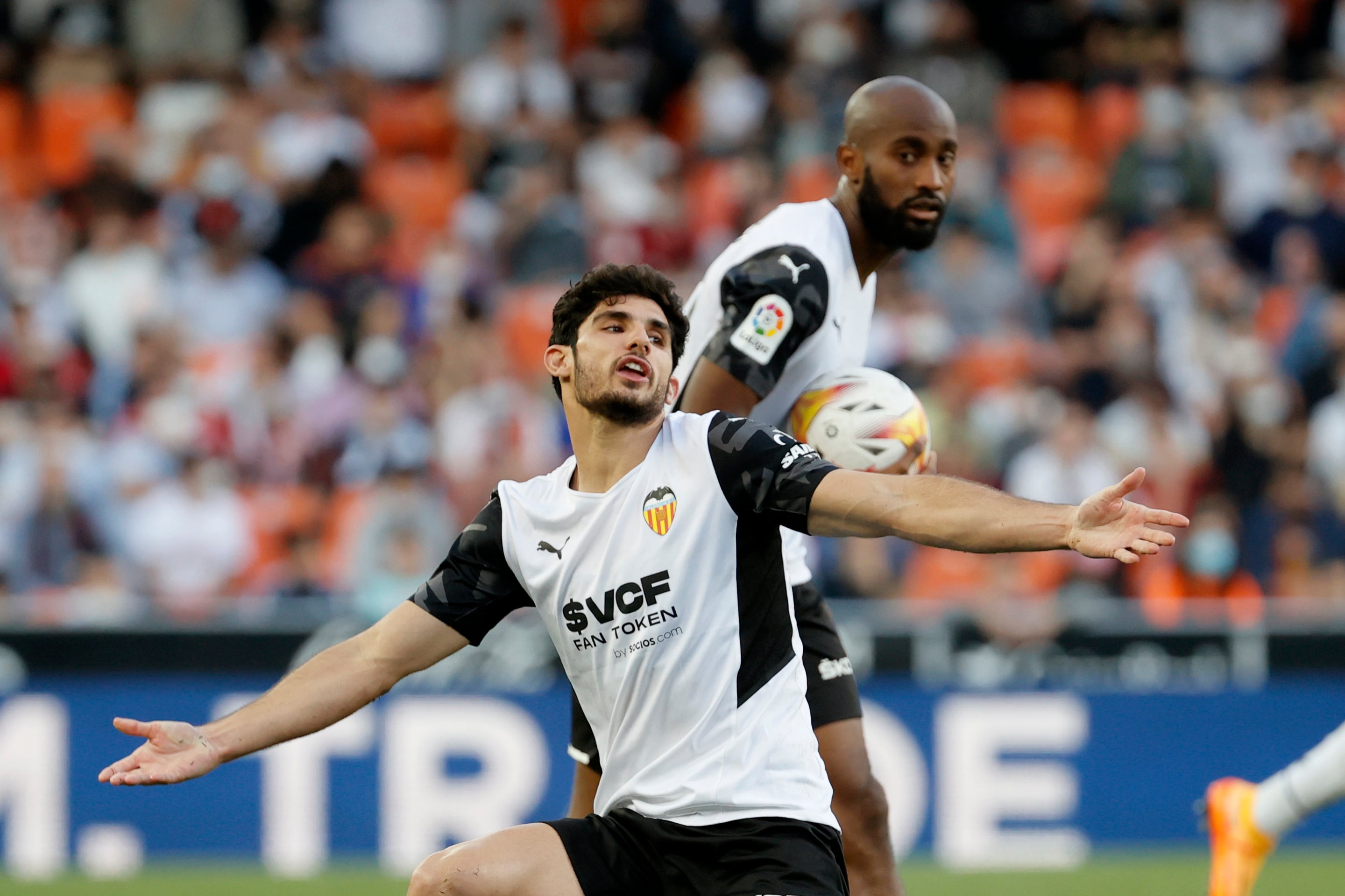 VALENCIA, 16/04/2022.- El delantero portugués del Valencia CF Gonçalo Guedes (i) se queja durante el partido de la jornada 32 de LaLiga Santander que Valencia CF y Atlético Osasuna disputan este sábado en el estadio de Mestalla, en Valencia.