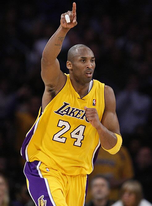 Kobe Bryant celebra su buena actuación ante los Hornets