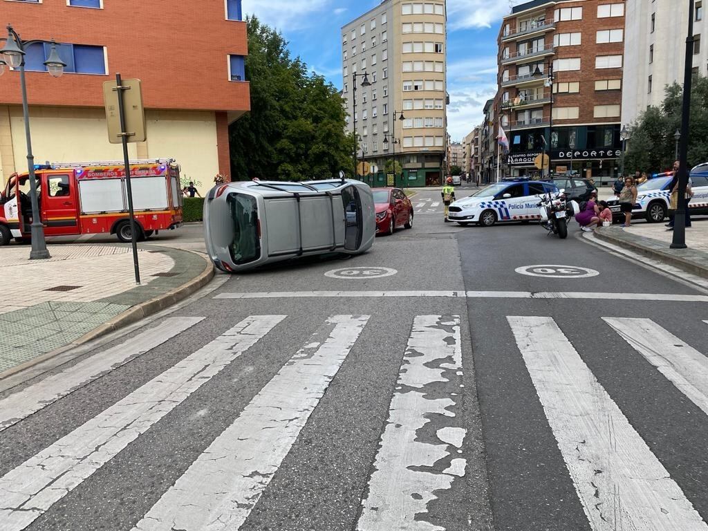 El vehículo quedó volcado lateralmente sobre el vial