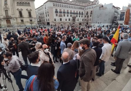 Muchas personas se han congregado alrededor de Ortega Smith para escuchar sus palabras en la Plaza de Santa María tras la promoción del evento