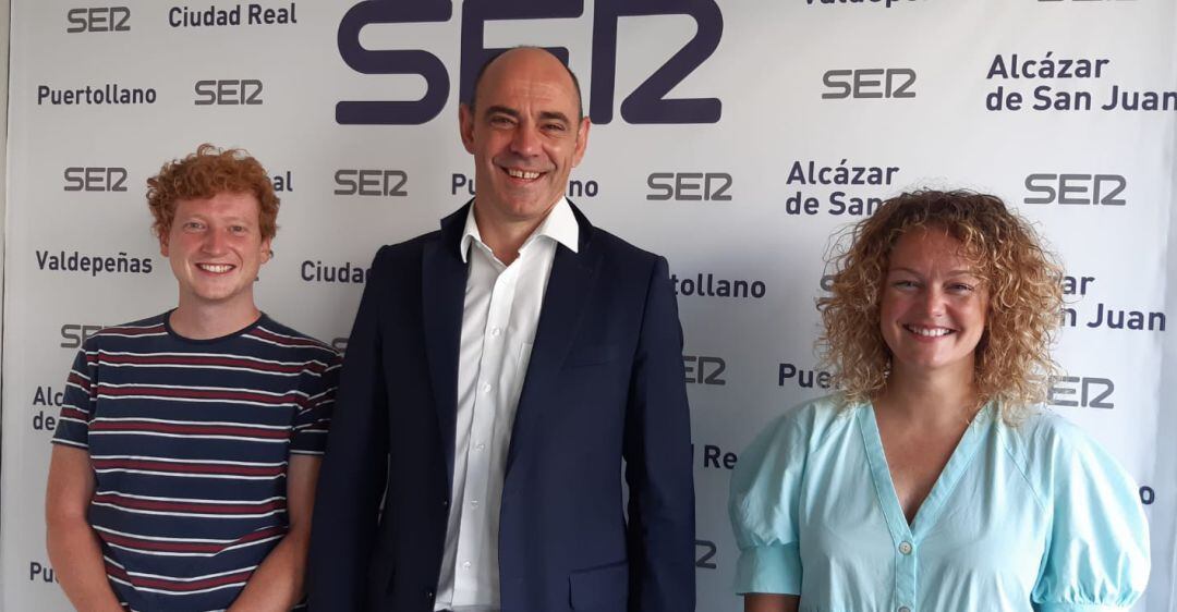 J.J. Hombrados junto a María López, presidente de la Federación de Balonmano en Castilla La Mancha y nuestro compañero Kevin Orman