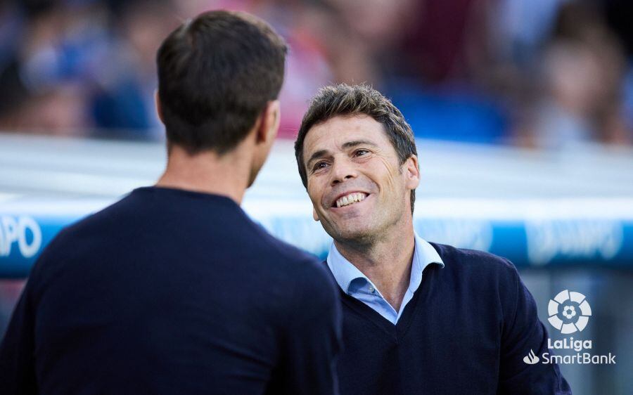 Rubi saludando a Xabi Alonso antes de que comenzar el choque en el Reale Arena.