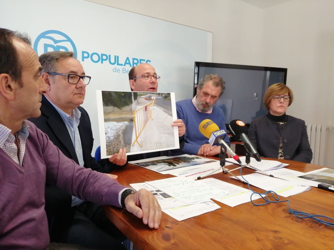 Jose Manuel Salvador toam la palabra durante la rueda de prensa del PP Benavente