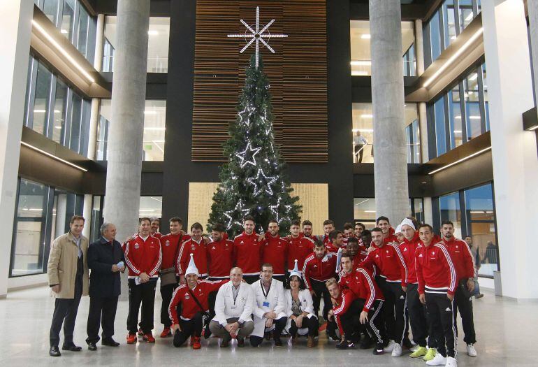 Los jugadores del Celta que han visitado esta mañana la planta de pediatría del Hospital Álvaro Cunqueiro de Vigo en una de las tradiciones más emotivas de la Navidad celeste.