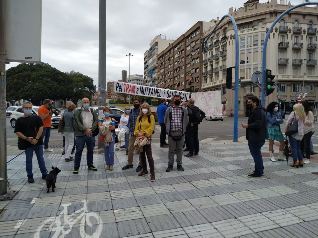 Los vecinos de la plataforma TRAM Sant Joan Mutxamel en una concentración para reclamar que el recorrido llegue hasta Mutxamel. Foto de archivo