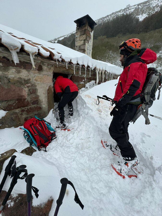 Los rescatadores han despejado de nieve la puerta para permitir su apertura y han comprobado que el estado de las afectadas era bueno.