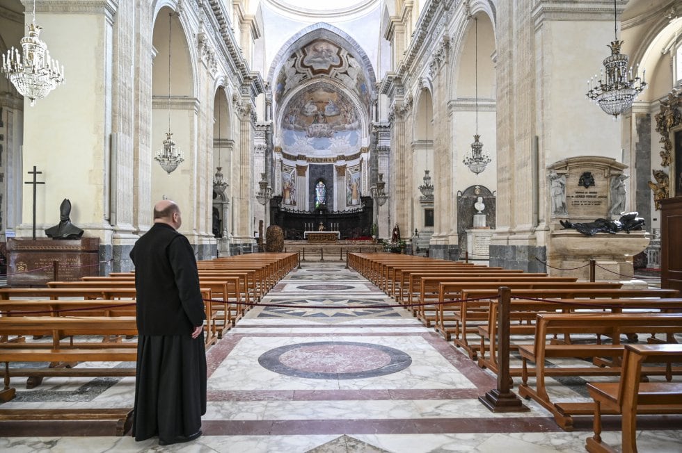 El párroco de la catedral de Catania, en Italia