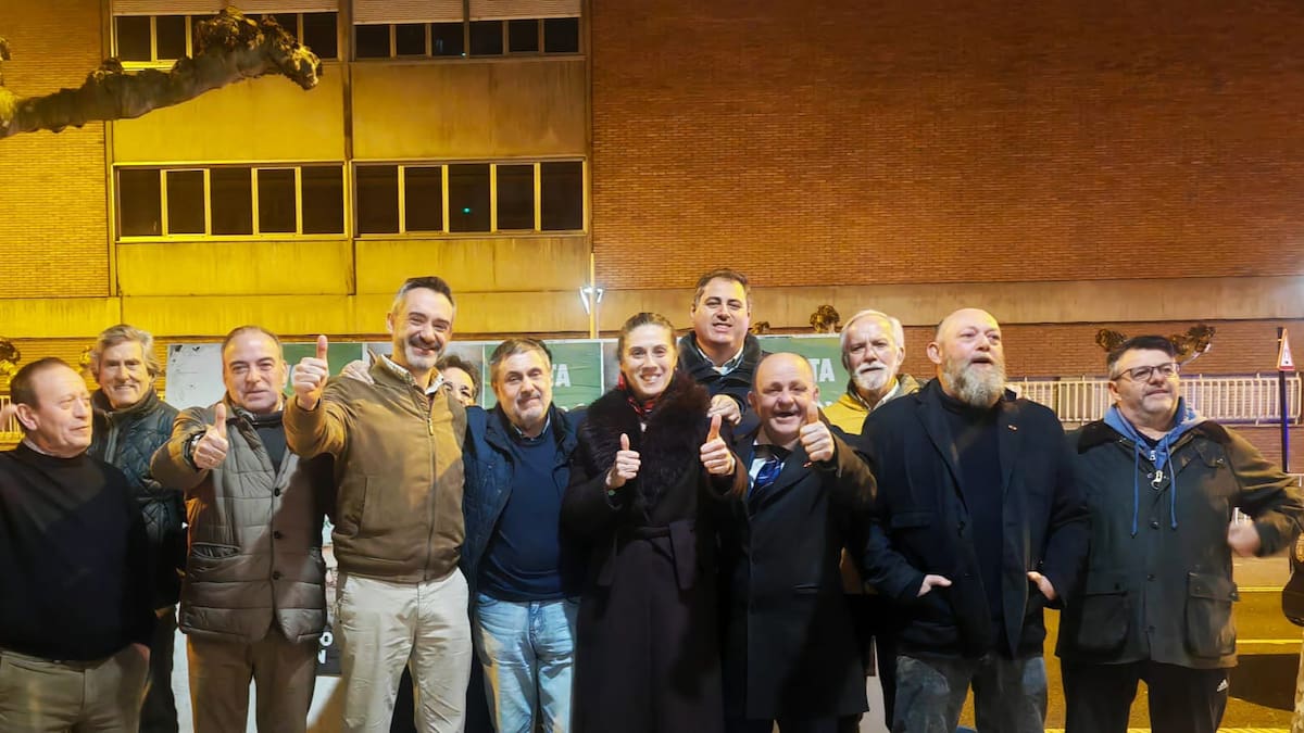 VOX se queja de que le arrancan los carteles electorales en Palencia