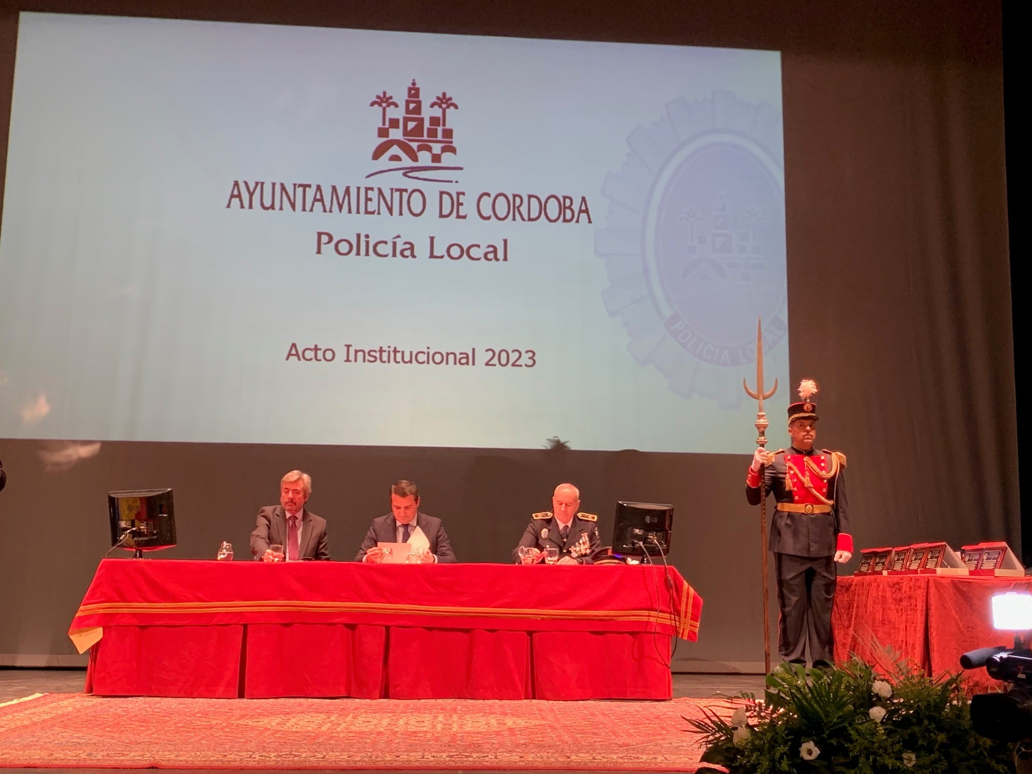 Acto de la Policía Local en el teatro Góngora