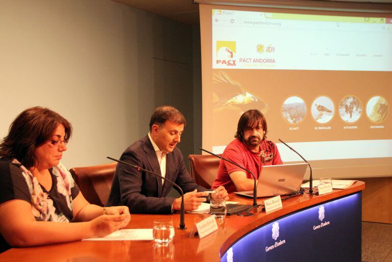 La presidenta d'ADN, Carolina Motwani, el director general de Medi Ambient i Sostenibilitat, Marc Rossell, i el coordinador del PACT, Àngel Bonada, presenten els resultats del programa