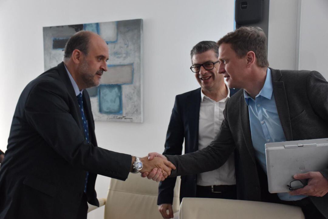 José Luis Martínez Guijarro junto a Johann Meier, director Electrónica BXE del grupo MAHLE. 