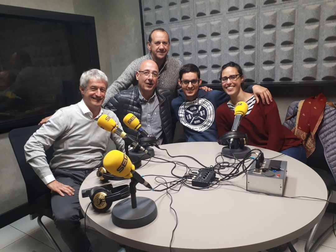 De izquierda a derecha: Joseba, Ernesto, Fernando, Miguel  y Carmen