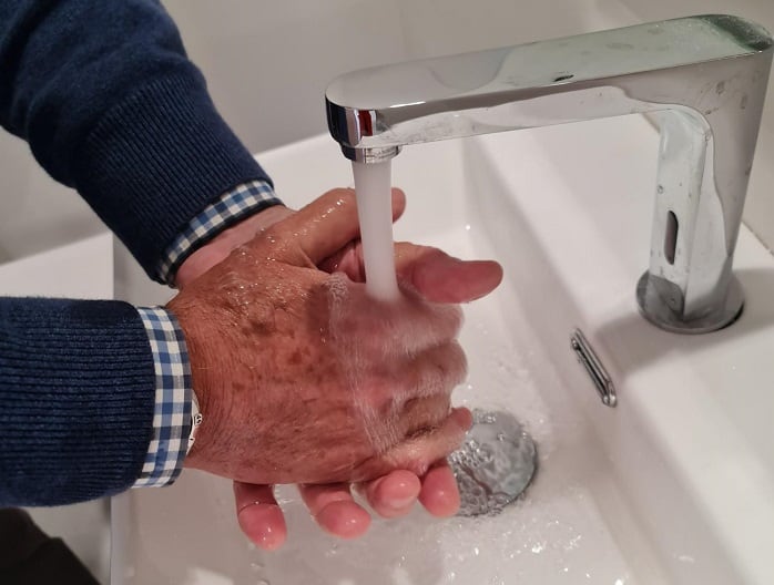 Un hombre se lava las manos en el Puerto de Algeciras