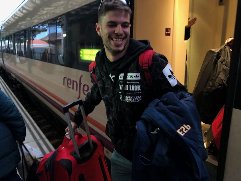 Óscar Husillos bajando de la Estación de Palencia