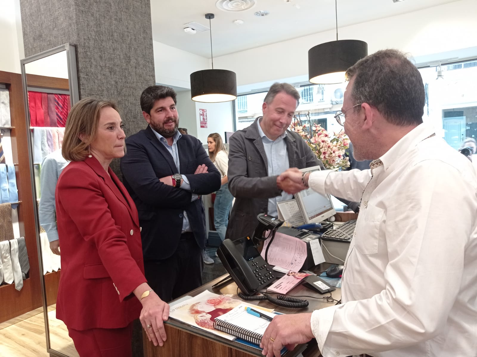 Gamarra, López Miras y Gil visitan un comercio de Lorca