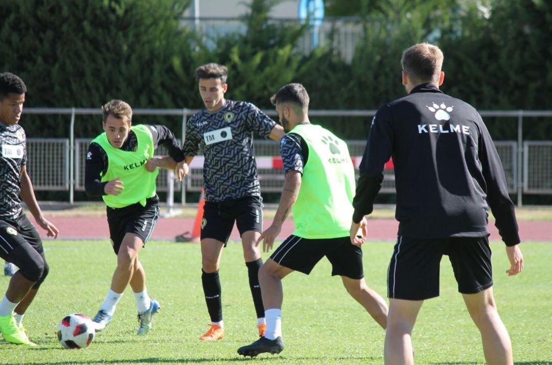 Víctor Olmedo, junto a Salinas, en un entrenamiento
