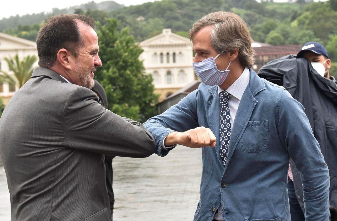  El candidato de PP+Cs a lehendakari, Carlos Iturgaiz (i), y el vicesecretario de Política Territorial del Partido Popular, Antonio González Terol (d), han intervenido este jueves en un acto electoral en Bilbao. 