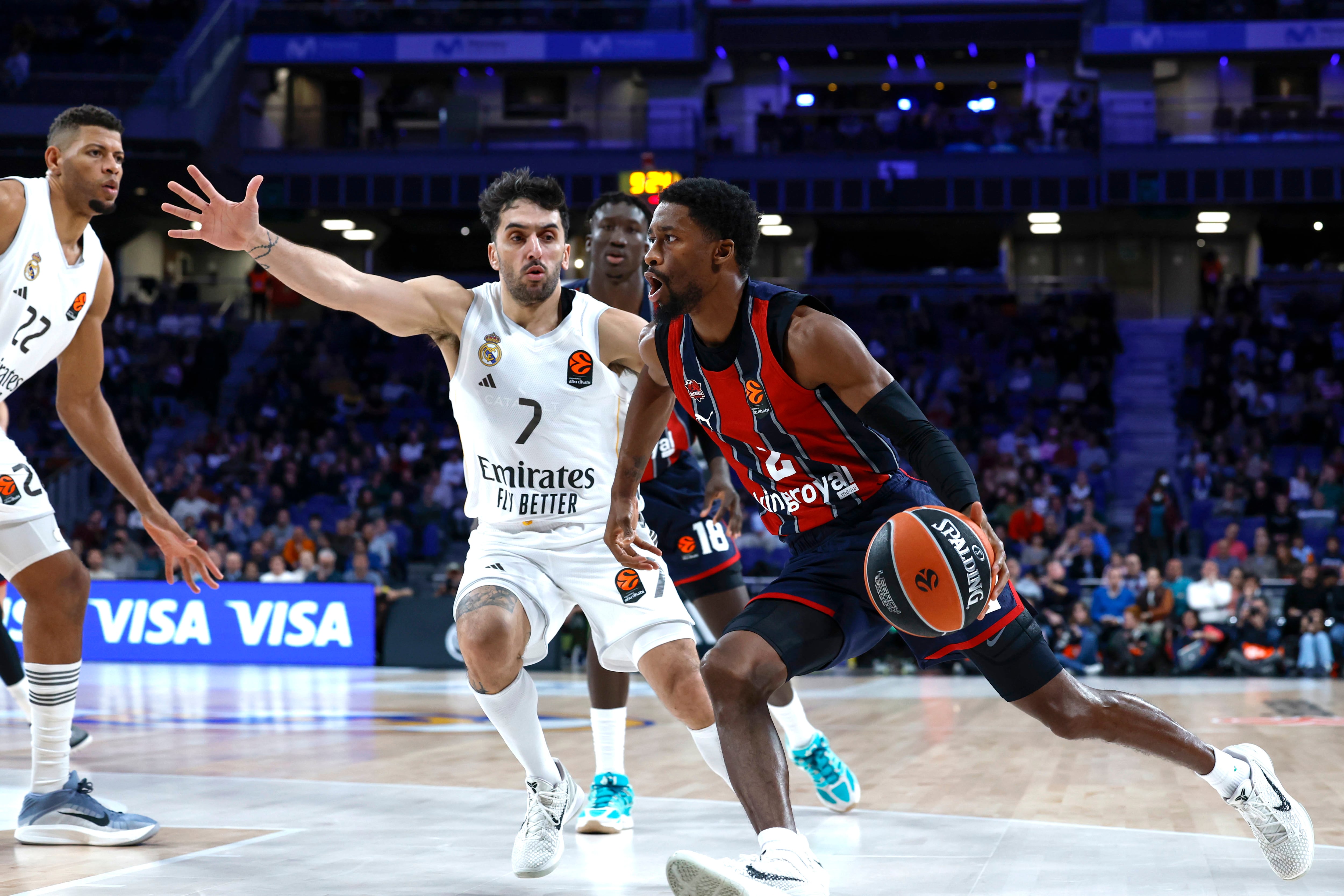 MADRID, 11/12/2025.- El escolta del Baskonia Kobi Simmons (d) intenta superar al argentino Facundo Campazzo, del Real Madrid, durante el partido de la jornada 15 de la EuroLiga que Real Madrid y Baskonia disputan hoy jueves en el Movistar Arena, en Madrid. EFE/Juanjo Martín