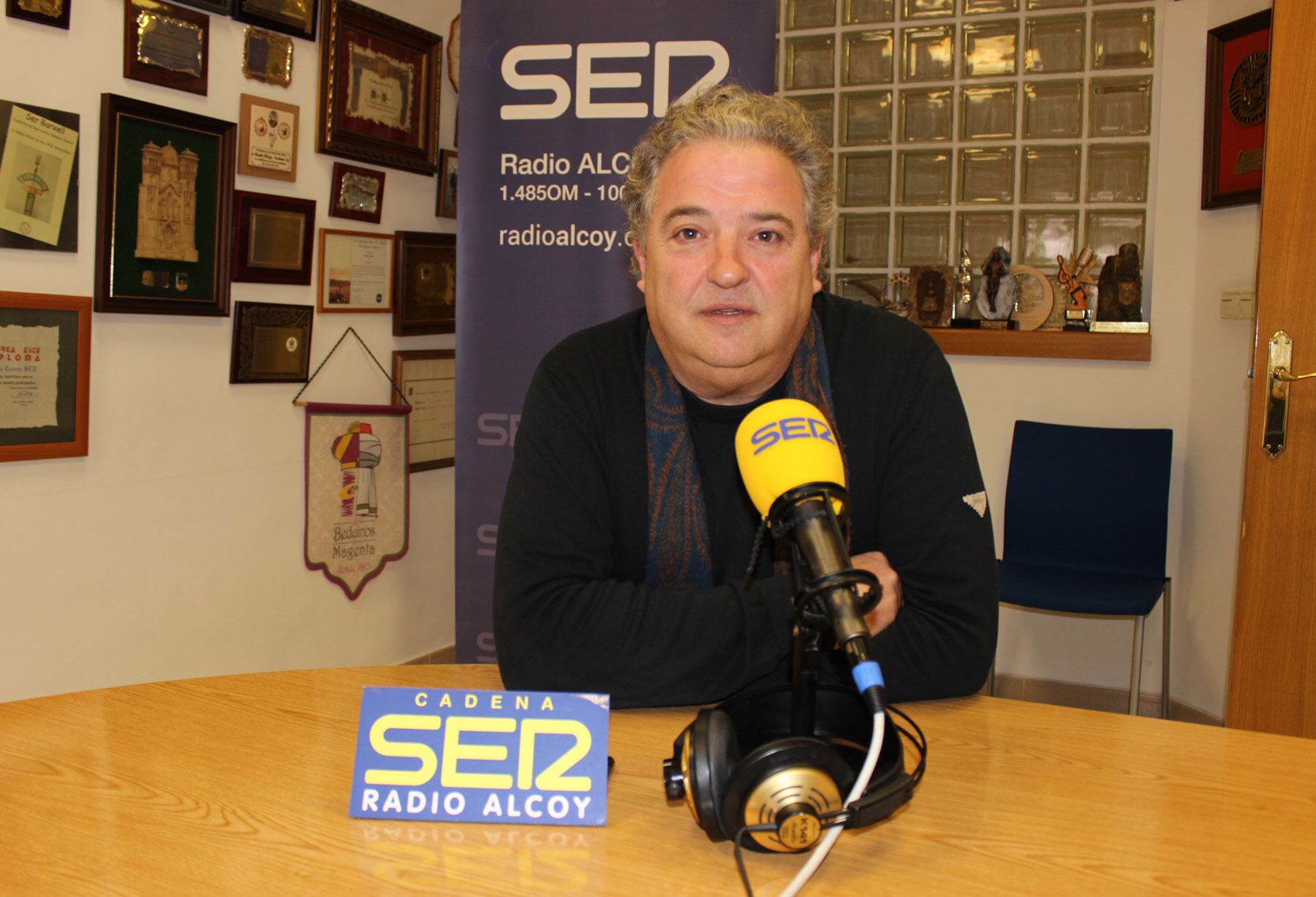Gabriel Tomás, alcalde de Muro, en el estudio central de Radio Alcoy