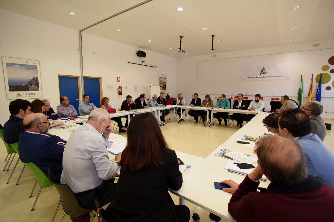 Reunión de alcaldes, diputados y representantes comarcales celebrada hoy.